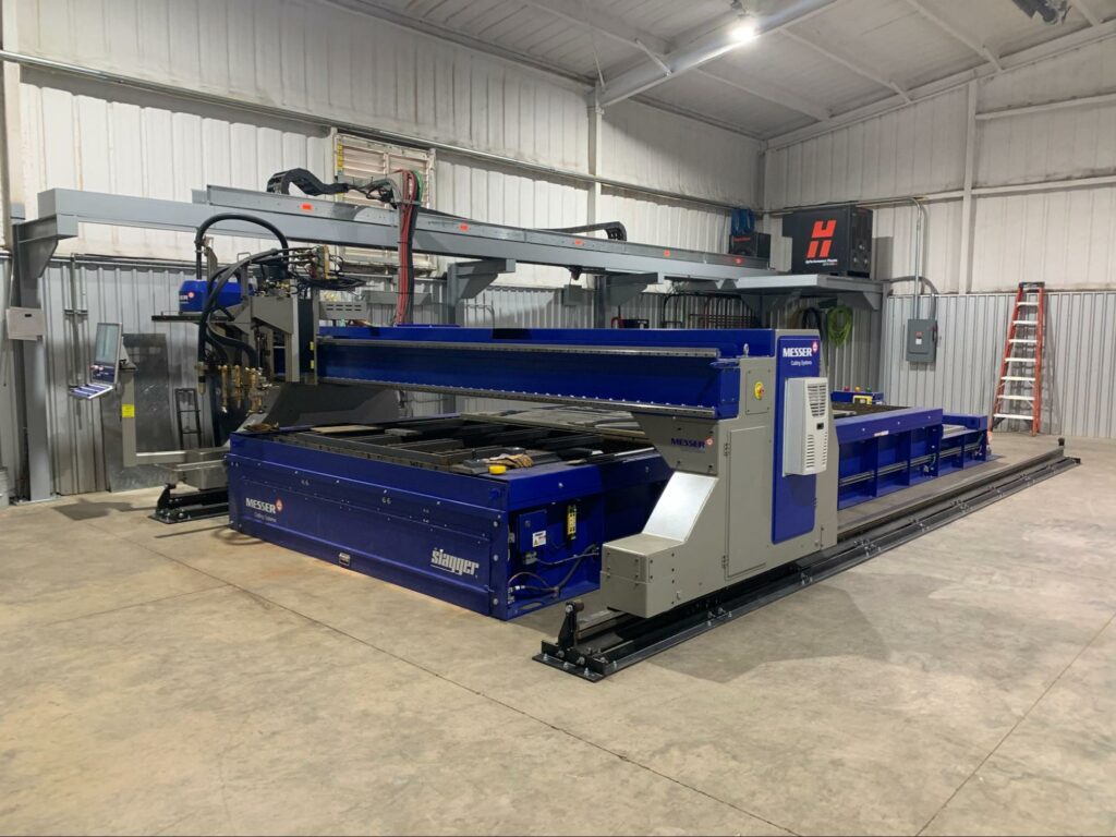 Titan-3-machine-slagger-table-productivity A wide shot of a blue Messer Titan III machine Slagger table.
